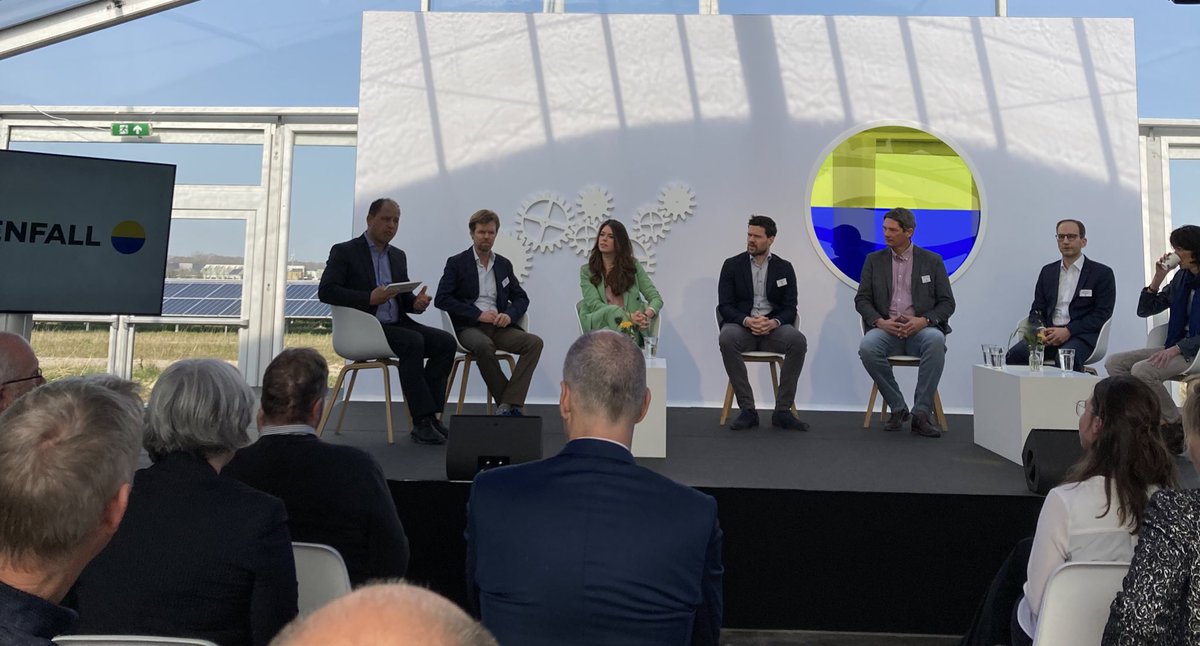 PaulEmans's tweet image. Zonovergoten opening van Energiepark Haringvliet van @VattenfallNL. Schitterende combi van wind, zon en batterijopslag op 1 aansluiting. Felicitaties! 🌬☀️🔋⚡️✅ @gem_go @zuid_holland @Stedin @MinisterieEZK