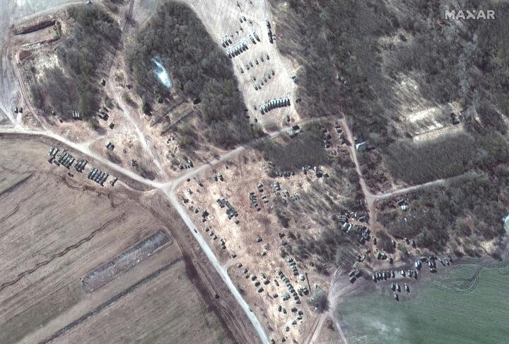 MundoEConflicto's tweet photo. 🇷🇺🇺🇦 | Imágenes del 18 de marzo muestran a un grupo de vehículos militares en Gomel, Bielorrusia, no lejos de la frontera con Ucrania. Según Nexta, se trataría de blindados rusos pero medios ucranianos ya hablan de un movimiento de personal bielorruso. 
https://t.co/IGWhEM1kZb