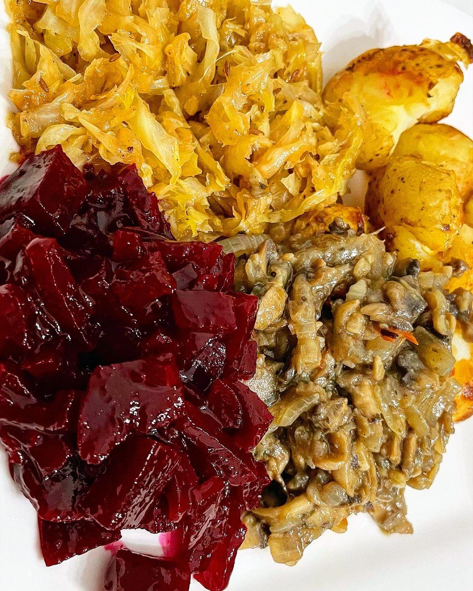 HoosaOut's tweet photo. Lunch/early dinner served *Roasted New potatoes, curried cabbages, fried garlic portobello mushrooms and fam fav beetroot. #vegan #veganfood #veganlife #health #healthyfood #healthymeals #healthylifestyle #eat #eatclean #tasty #good #yummyfood #wellness #homemade #TastyTuesday https://t.co/kZ5Nk1L45u
