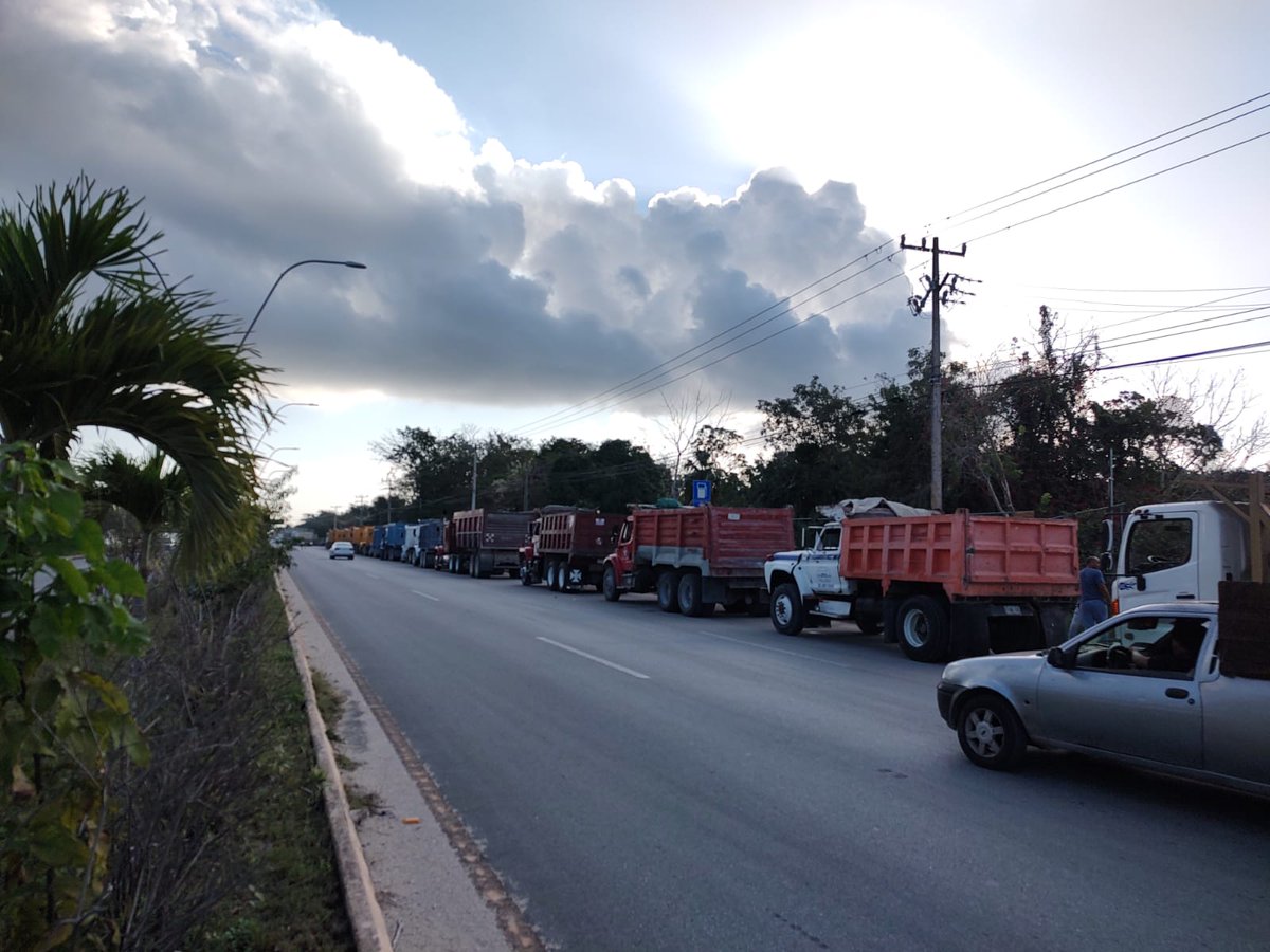infoturquesa's tweet photo. #AlMomento | 🔴🚨🚧 Inicia movilización de #volqueteros en #Cancún; parte del filtro policiaco de la salida a #Mérida con rumbo al bulevar #Colosio. @Amotac @TransitoBJ

👉 https://t.co/79b8ltYLAM https://t.co/jg0yB9f4Nb