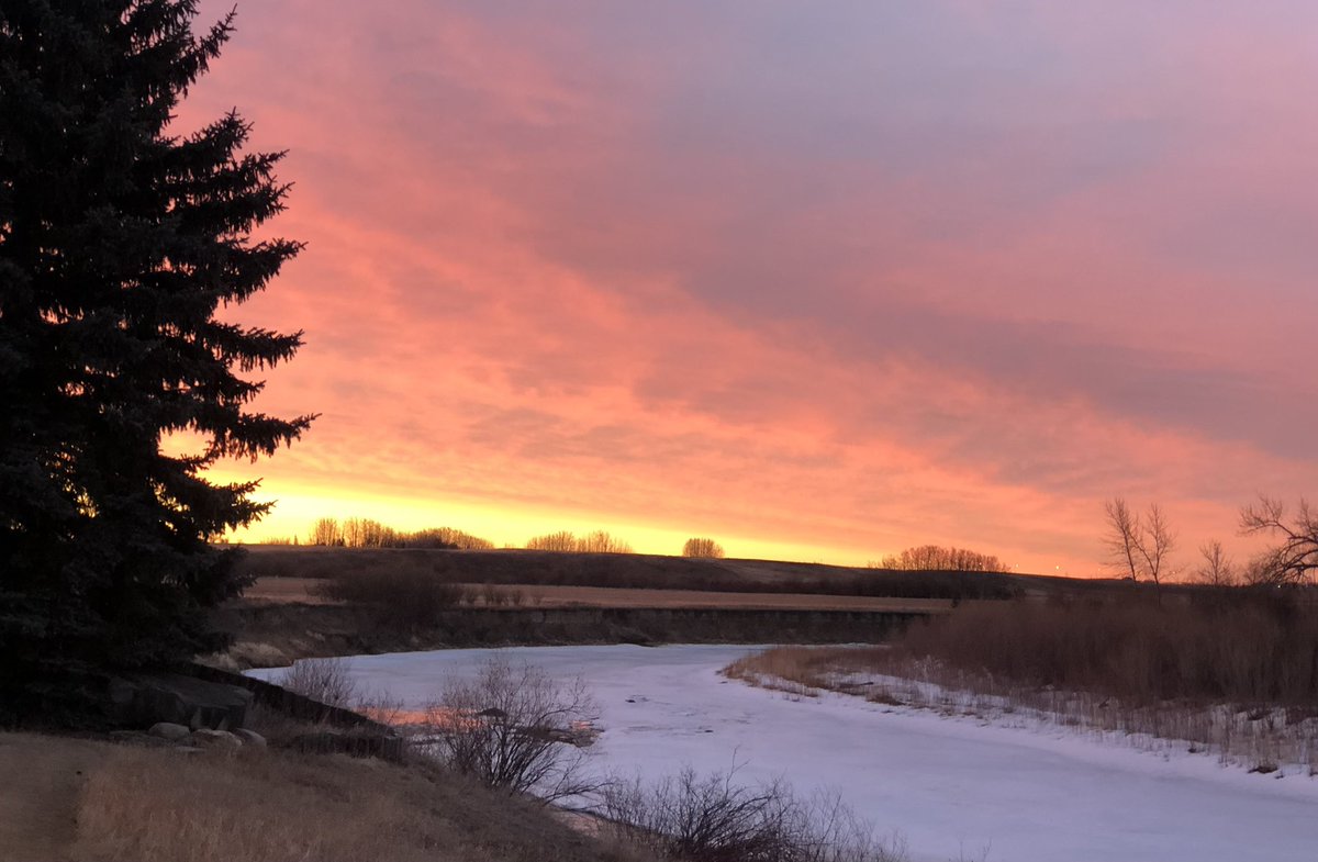 When presented with a beautiful sunrise like this, I can’t help but remember our buddy <a href="/WineGuyMike55/">Mike OConnor</a> and the rest of the #oldguyweatherreporter crew. Enjoy the day friends!