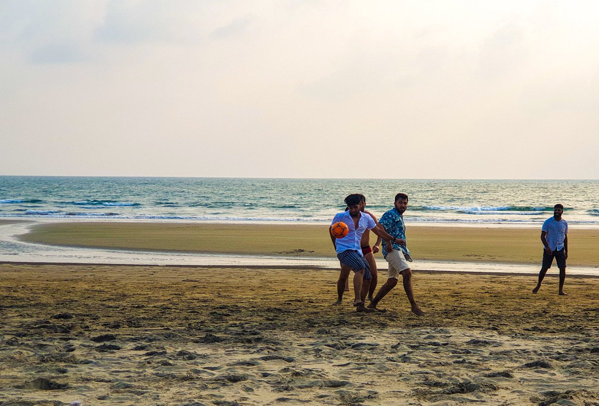 SahilWaykole47's tweet photo. I can hear "Feel the magic in the air 🎶♥️⚽" after looking at these pictures.

#football♥️ #FifaWorldCup2018Song #beachvibes #goldenhour @brfootball @433 @TrollFootball @premierleague https://t.co/VaYN84sAL9