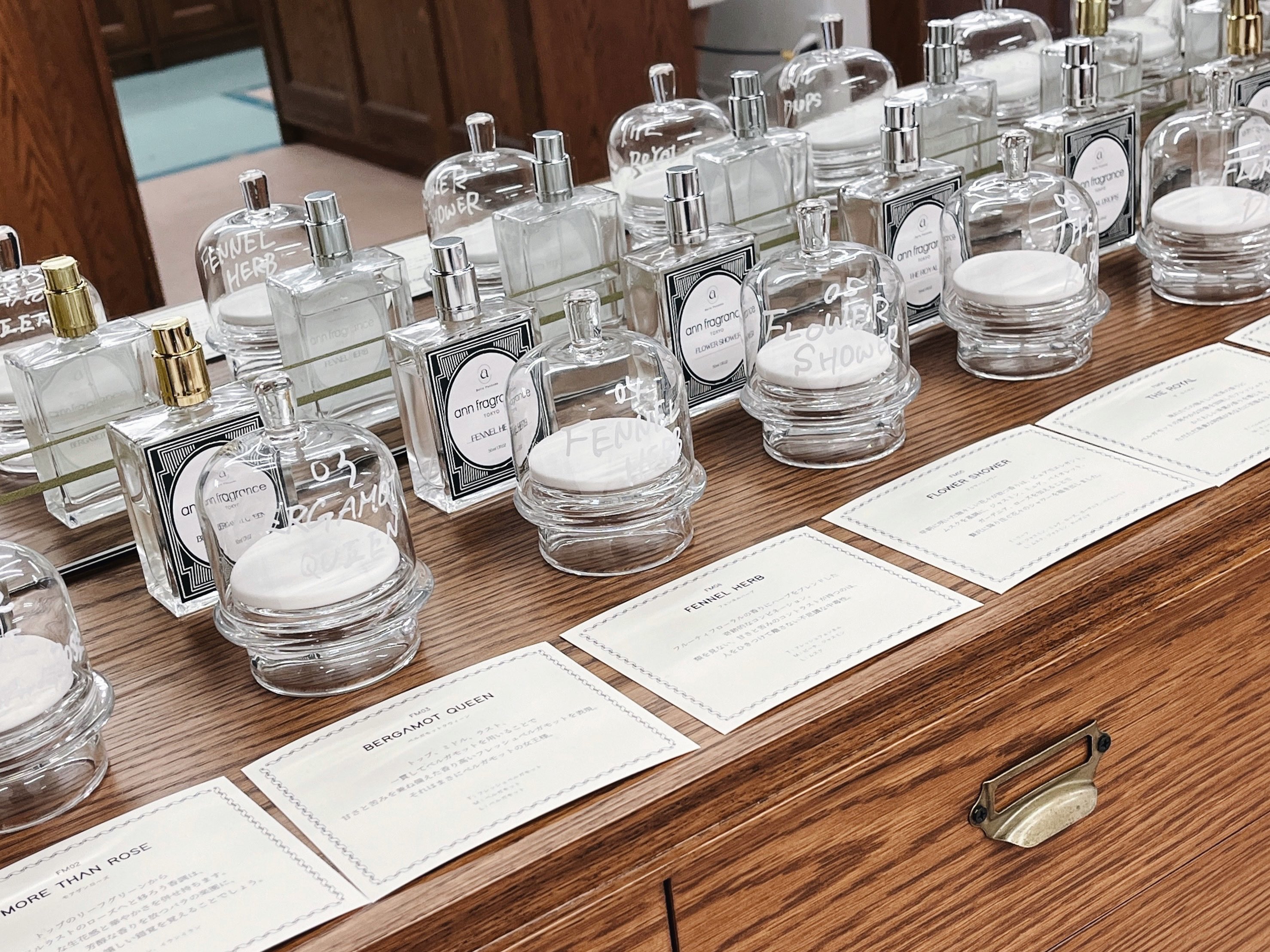 Mei 香りのアトリエ Ann Fragrance さんで 自分だけの香りのファブリックミストを調合していただきました 33種類の香りから 私はイランイランやジャスミンが特徴的な3種類をブレンド 色も 名前も決められるので推しミストにもできるよ 私はブルーで