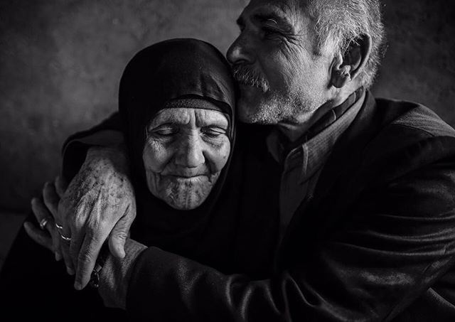 мы любим бабушку. отец вашей бабушки. старики и их дети. отец вашей бабушки. бабушка с внучкой на руках.