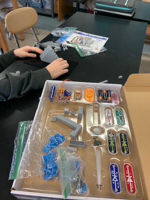CMSScienceDept's tweet image. Sneak Peak into 7thgrade #flexblock: Rube Goldberg Machines and #STEM activities! Kids were buzzing around the room, building, laughing and staying curious! #sau16 #cmsscience #Inquiry #creation #middleschool  What a nice way for students to begin their day!