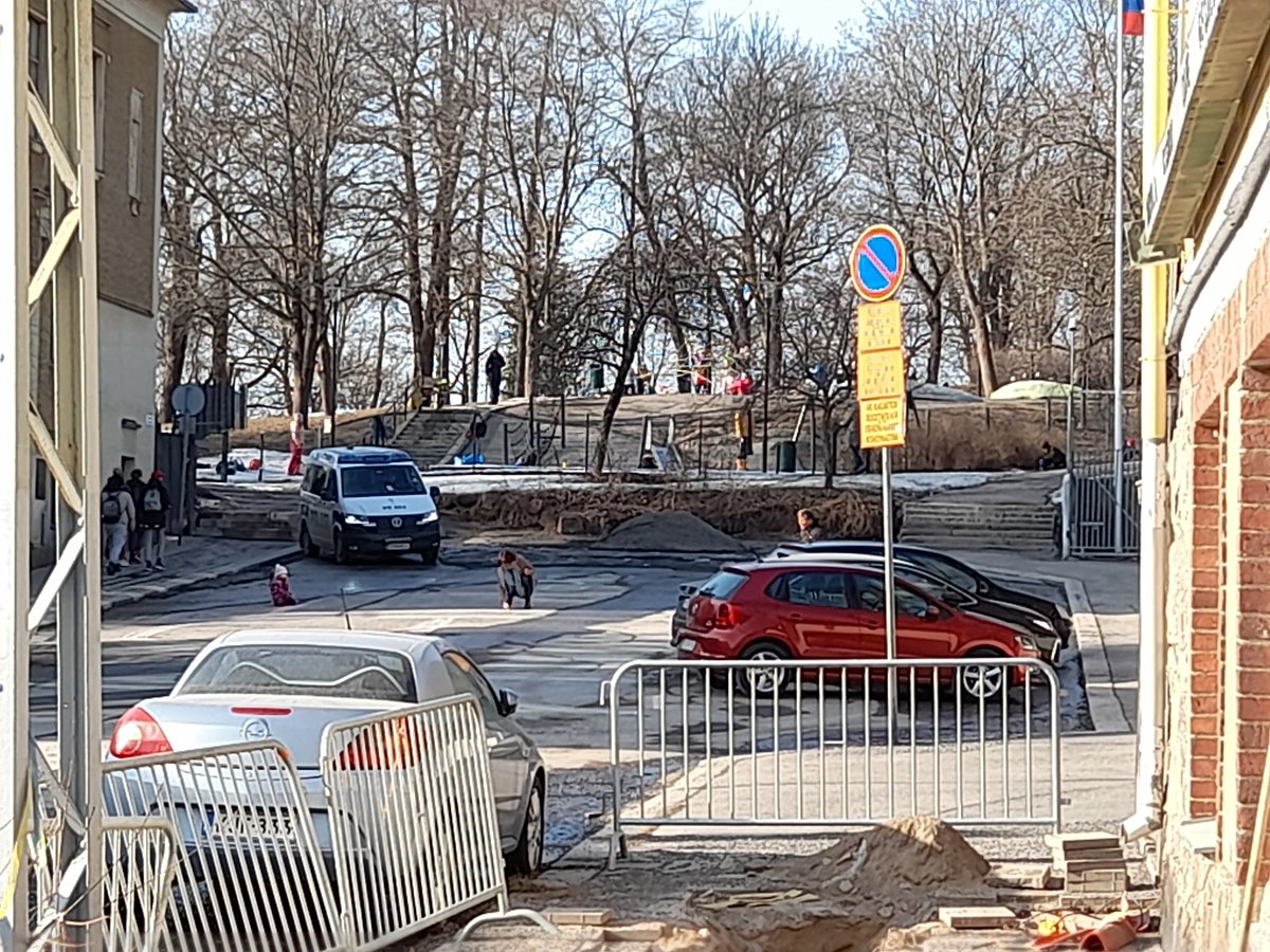Tommi_Kinnunen's tweet photo. Venäjän konsulaatin edessä tapahtuu taas jotakin, sillä lastenlaulut raikuvat ja asvalttia väritetään liiduilla. Onkohan kyseessä mielenosoitus vaiko konsulaatin oma tempaus? https://t.co/zBOTwLEt48