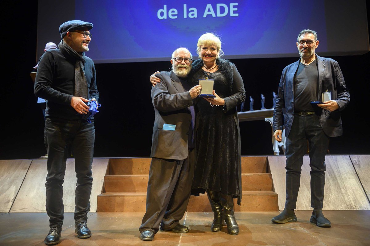 El Presidente de la ADE, Guillermo Heras, entrega las Medallas de la ADE a Maxi Rodríguez (Director de escena), Raquel Toledo (Directora de escena) y Rafael Rodríguez (Director de escena). (Premios ADE 2021). (Foto: Alonso Serrano)