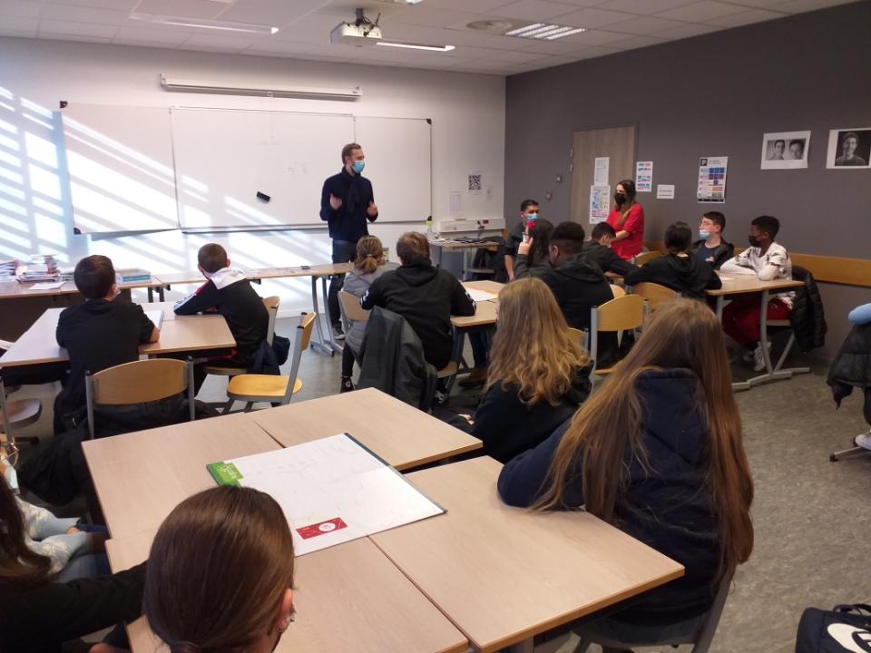 Canope_76's tweet photo. A l'occasion de la #SPME2022, @reseau_canope vous propose des #ressources et #ateliers pour votre établissement.
Retour en 📷sur l' intervention @canope_76 au #collège Alain de Maromme avec les 5è et 4è :
📌mini-débats avec #Médiasphère et plongée au cœur des TIC avec #expertic https://t.co/RaOuw8p4MO