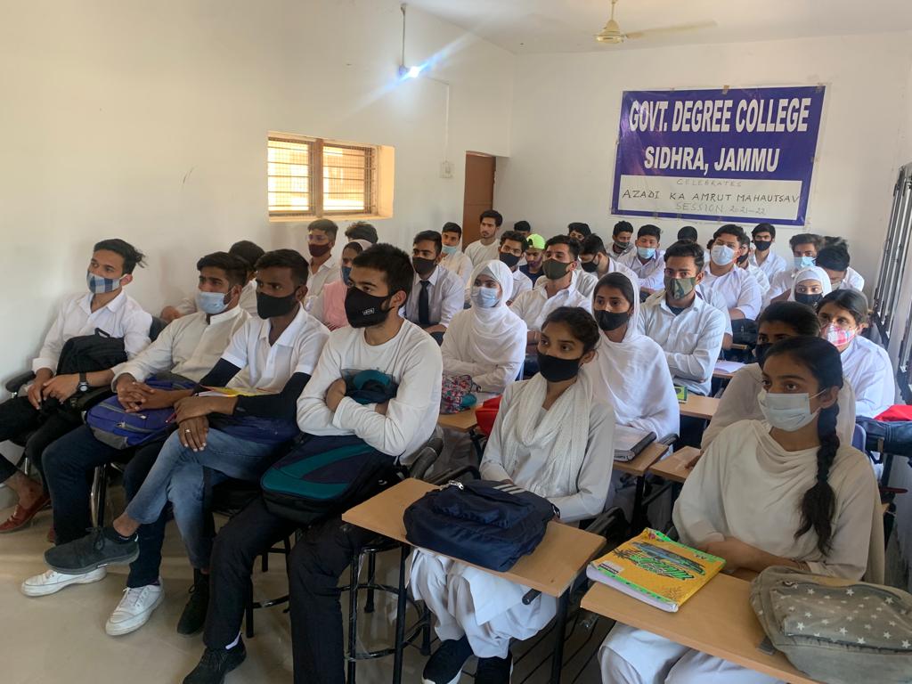 DySpPriyanka's tweet photo. Delivered an online lecture on #cybercrime to the students of Govt. Degree college Sidhra. Awareness is the first step to fight the mence of cyber crime.
@JmuKmrPolice 
@igpjmu 
@CyberJammu
@Dis_Pol_Jammu 
@Cyberdost 
@MukeshSinghIPS https://t.co/vudT9ci13A