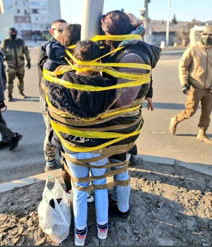 No me cansaré de divulgar esta imagen porque representa la esencia del facismo de los militares de Ucrania, y que Washington y la OTAN protegen y alientan.