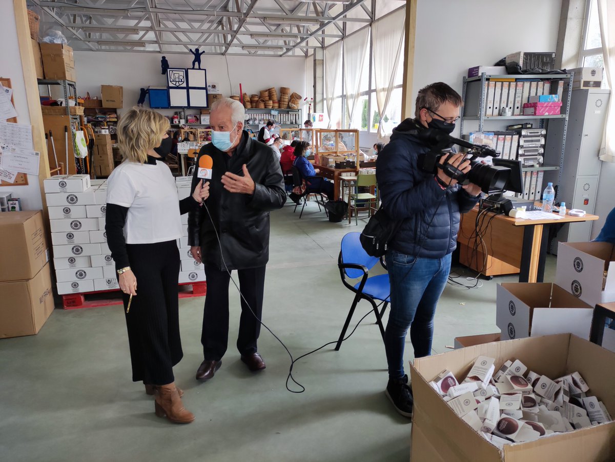placeat's tweet photo. Hoy dos grandes profesionales de los medios de comunicación de Plasencia, Juani Torres y Roberto Pelaz de @TelePlasenciatv , han realizado un reportaje con motivo de los 50 años de PLACEAT, entrevistando al Presidente @PacoValverde7  y al Gerente, @RamonRubioLucio 

¡Gracias! https://t.co/TnQJbhvWTn