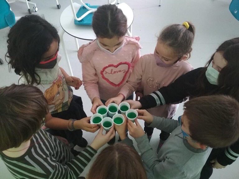 OmsidePrat's tweet photo. Aquest mes de març els alumnes d’#Idoms han descobert i gaudit de 2 festes tradicionals de la cultura anglosaxona: Pancake’s and Saint Patrick’s day.
Mireu que bé que s’ho passen!
#englishisfun #learnandfun #anglèsextraescolar #coneixemaltrescostums #omsideprat @PedreraFundacio https://t.co/sURo6EWdxt