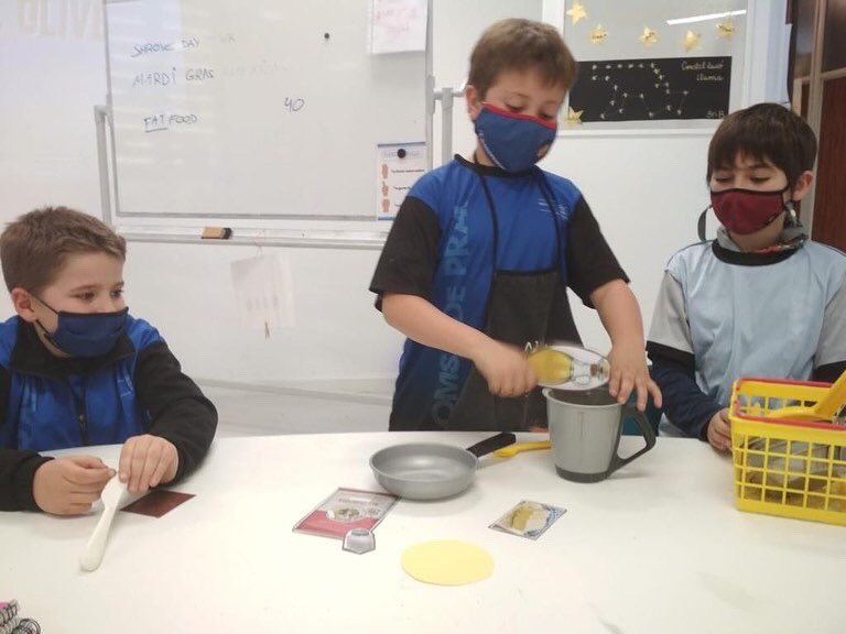 OmsidePrat's tweet photo. Aquest mes de març els alumnes d’#Idoms han descobert i gaudit de 2 festes tradicionals de la cultura anglosaxona: Pancake’s and Saint Patrick’s day.
Mireu que bé que s’ho passen!
#englishisfun #learnandfun #anglèsextraescolar #coneixemaltrescostums #omsideprat @PedreraFundacio https://t.co/sURo6EWdxt