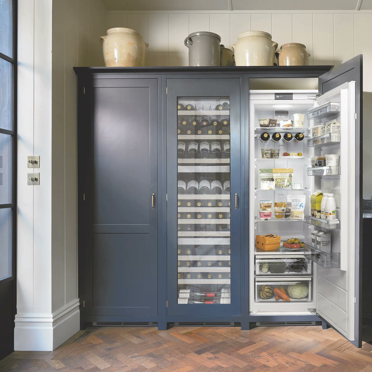 As well as their space saving benefits, integrated appliances also have numerous aesthetic benefits😍 

Integrated appliances create a clean, sophisticated look which gives a neat finish across your entire layout: buff.ly/3N87Kwv

#CapleQuality #kitchen
