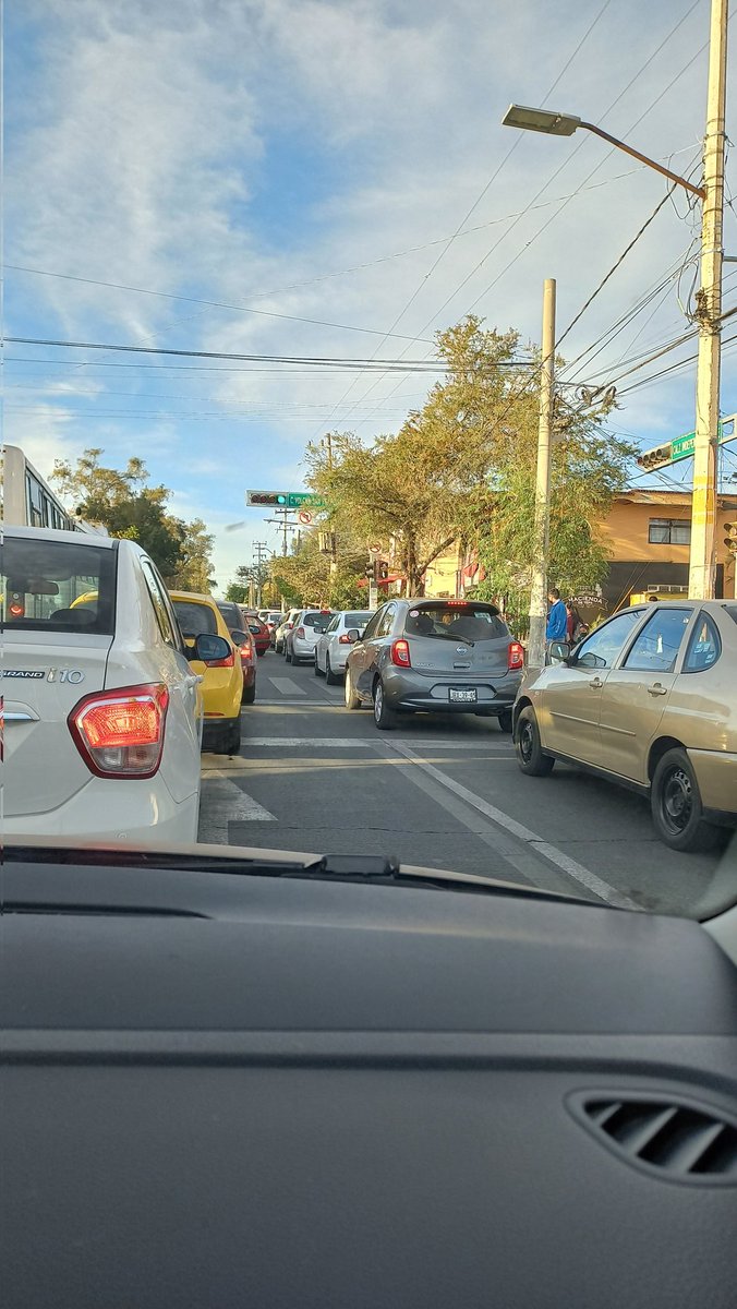 AlanMar01166122's tweet photo. Hola buen día,  saben porque siempre se atora el tráfico a la altura de calzada independencia norte a la altura del zoológico rumbo a periférico siempre es lo mismo en las mañanas el tráfico es super pesado no es nada normal @Trafico_ZMG https://t.co/bGSuOOGlxw