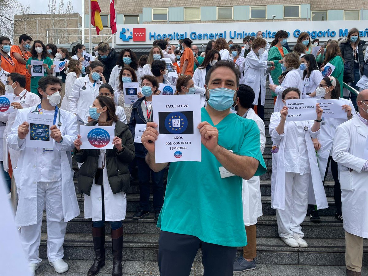 Médicos temporales estatutarios y laborales en la puerta del HGU Gregorio Marañon, reivindicando ser de una vez por todas personal estable fijo. Muchos de nosotros interinos más de 18 años!! Fraude de Ley a partir de 3 años de temporal!! M.Interna 50% temporales. Urgencias 90%