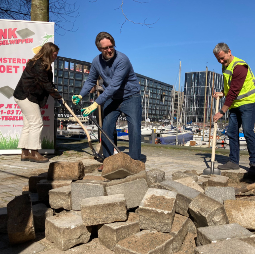 Weerproof's tweet photo. Het NK Tegelwippen 2022 is gestart! Tot en met 31 oktober kunnen alle tegels 🧱 die vervangen worden voor groen 🌿🍀 opgegeven worden. Ook in 2022 doet Amsterdam natuurlijk weer mee.
💪 Doe je mee? Vervang tegels én laat ze gratis ophalen.
https://t.co/tJXDw0tKJe https://t.co/T6xQMc46uh