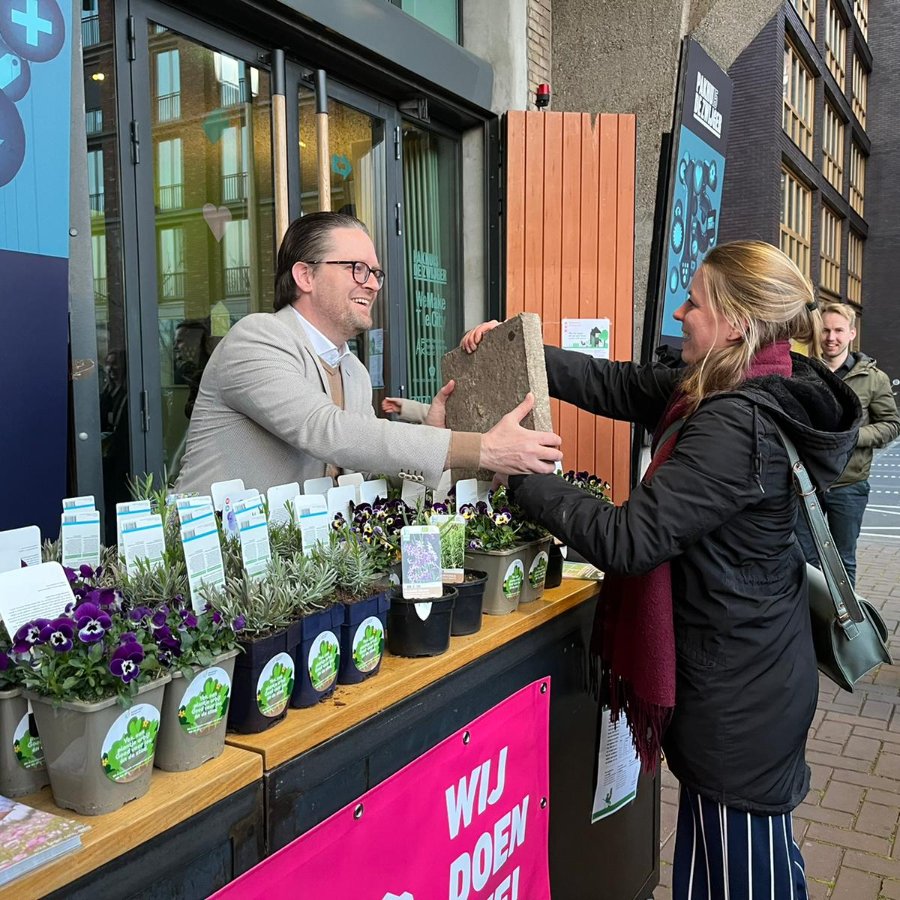 Weerproof's tweet photo. Het NK Tegelwippen 2022 is gestart! Tot en met 31 oktober kunnen alle tegels 🧱 die vervangen worden voor groen 🌿🍀 opgegeven worden. Ook in 2022 doet Amsterdam natuurlijk weer mee.
💪 Doe je mee? Vervang tegels én laat ze gratis ophalen.
https://t.co/tJXDw0tKJe https://t.co/T6xQMc46uh