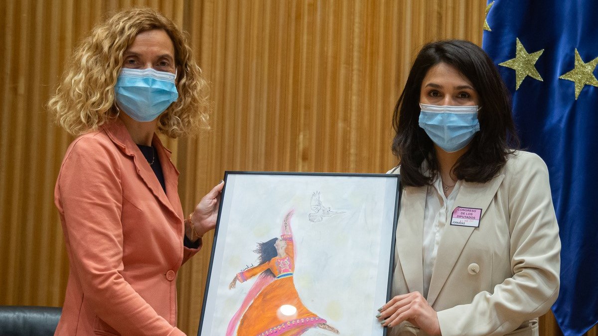meritxell_batet's tweet photo. Un honor recibir y escuchar en el @Congreso_Es a mujeres afganas que han visto arrebatados sus derechos tras la toma del poder por los talibanes en #Afganistan y se han visto obligadas a abandonar su país ¡Emanáis valentía!
Gracias a las organizaciones que trabajan en esta causa. https://t.co/dv9LF3np2g