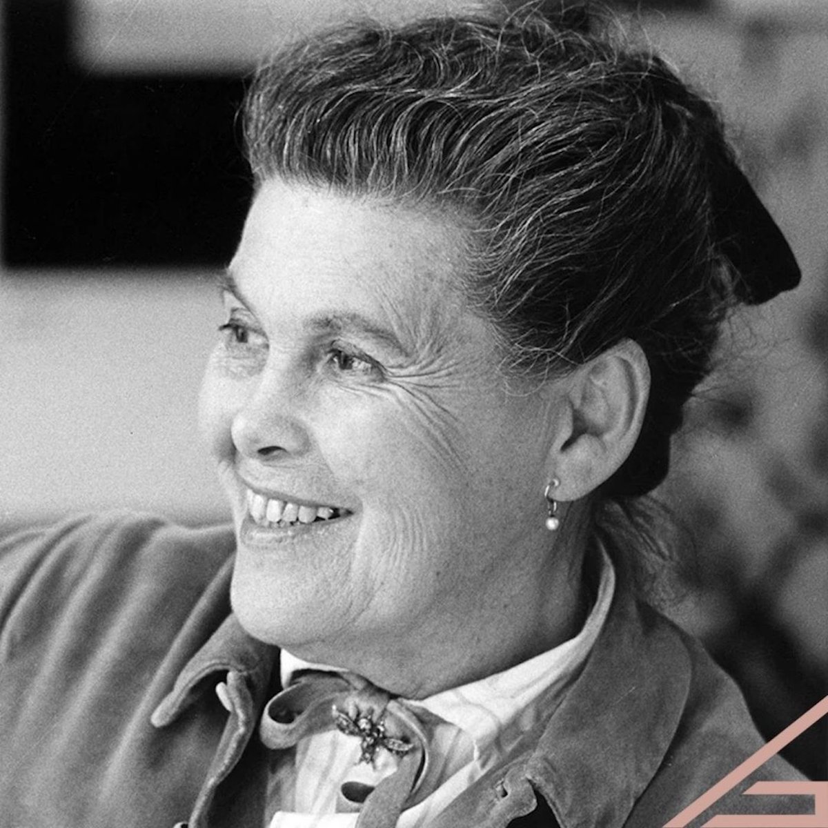 shebuildspod's tweet photo. 🔔 NEW EPISODE ALERT!🔔 This week on She Builds Podcast we are talking about Ray Eames. Listen to learn more about her, the iconic Eames House, the Eames chair, and more!

#podcast #podcasting #architecturelovers https://t.co/kljm4VfuNO