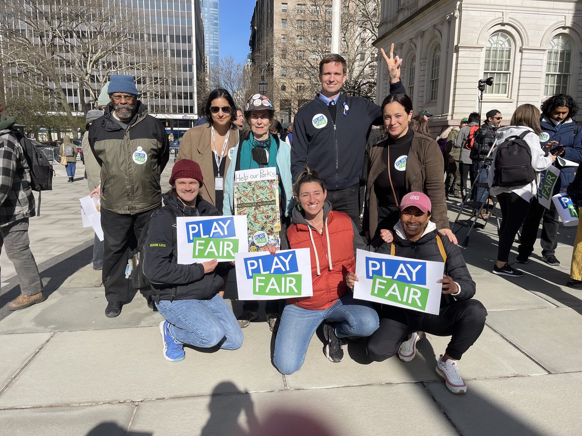 wildnewyorkshow's tweet photo. The @highlinenyc staff and volunteers showed up with our council member. Ours parks give us so much, itโs time we give back! #playfair #fundparks https://t.co/8JnWyAHKfH