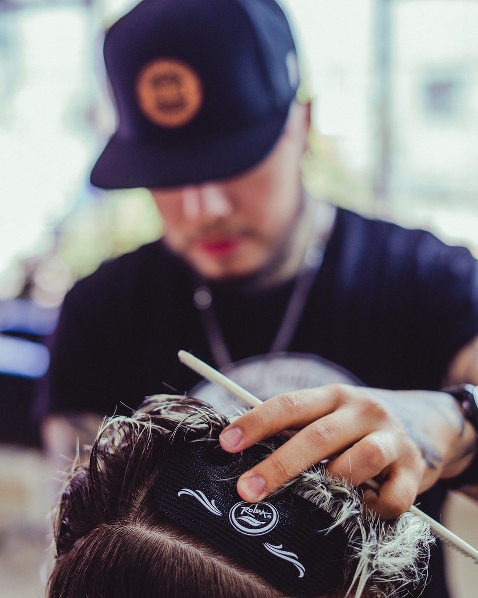 RoldaUSA's tweet photo. Hair color and design with our professional products! ⚫️🟠🟡
#roldacolombiaambassador #teamrolda #roldausa #haircolor #hairstyle #style #barberlife #hairdesign #barber https://t.co/2VXkJ7swV2
