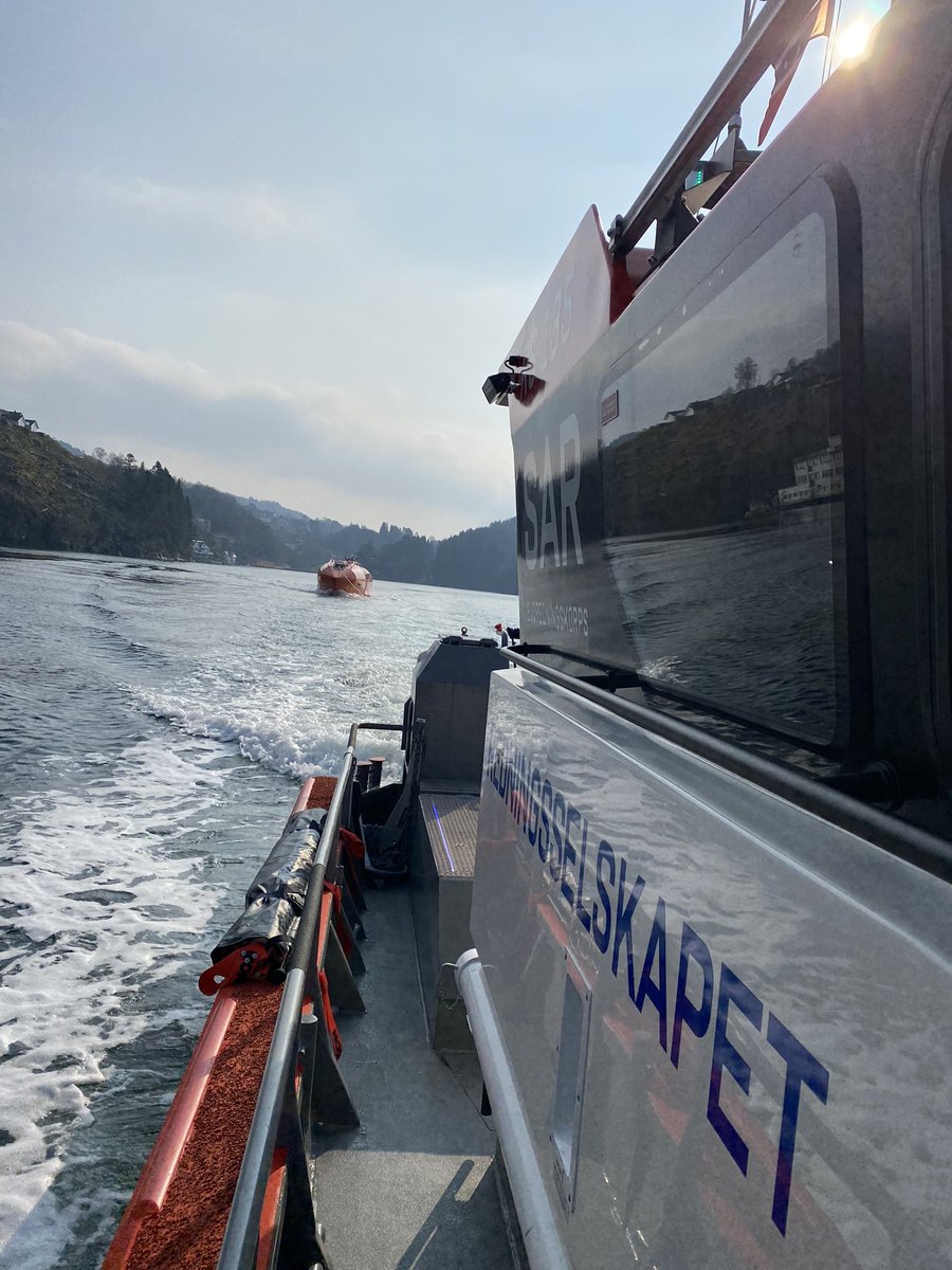 NSSR's tweet photo. #rsrkmongstad #RS135 #RSkapteinnygaard #dolvik #wintershalldea #rsrkbergen
Slepeoppdrag, ein livbåt til Brage plattformen skulle slepast ifrå Ølven i Hardanger via Dolvik i bergen til Kilstraumen i Austrheim! https://t.co/cXc2K5QSHu