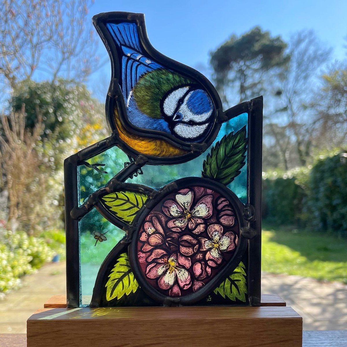 The sun is shining and the blue tits are flitting around my garden looking for a nesting spot.  Here's a little panel that I made recently to celebrate them.

#stainedglass #stainedglasspanel #bluetits #ukgardenbirds #bluetitsoftwitter