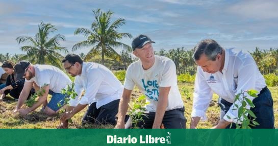 DiarioLibre's tweet photo. ✨ |#RevistaDL| Banda Coldplay va a San Cristóbal a reforestar”

 🔗https://t.co/y7v5tXEF8B

#DiarioLibre #SanCritobal #Coldplay #Reforestación #Banda https://t.co/7Ynau8RqLl