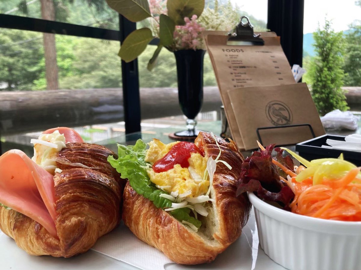 mountscape_'s tweet image. 白丸駅のお隣、鳩ノ巣駅のふもとにあるカフェ山鳩さん。
山小屋のような素敵な空間でお食事が楽しめます。
（個人的なオススメはクロワッサンサンド、さくさくでとっても美味しいです！）
朝カヌーのあとは山鳩さんで心落ち着くランチを楽しんでみてくださいね🥐
#奥多摩 #カヌー #カヌーのある生活