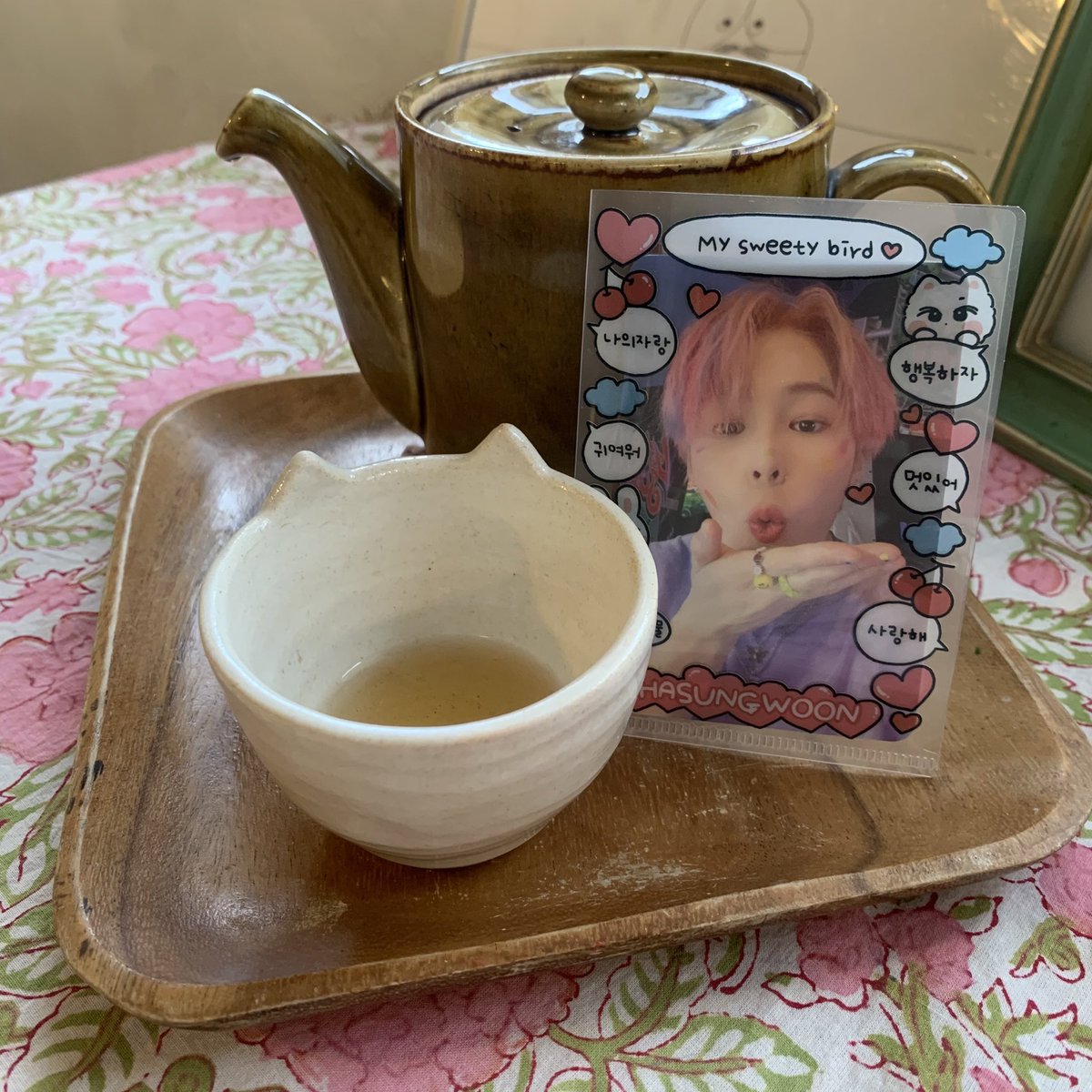 늦은 후기 ,,, 카페 안에 꾸며놓으신거 다 너무 예뻤구 디저트들이 다 예뻐서 뭐 먹을지 고민했는데 토끼파와 포메파 모두를 위해 각각 준비해주셨더라구요?? 그래서 전 강아지로 골랐어요 🐶 엘홀더도 너무 예쁘고 잘 쓸수 있을것 같아요 감사해요 🤍 
#성운이의_순간들을_새겨둘게 #하성운