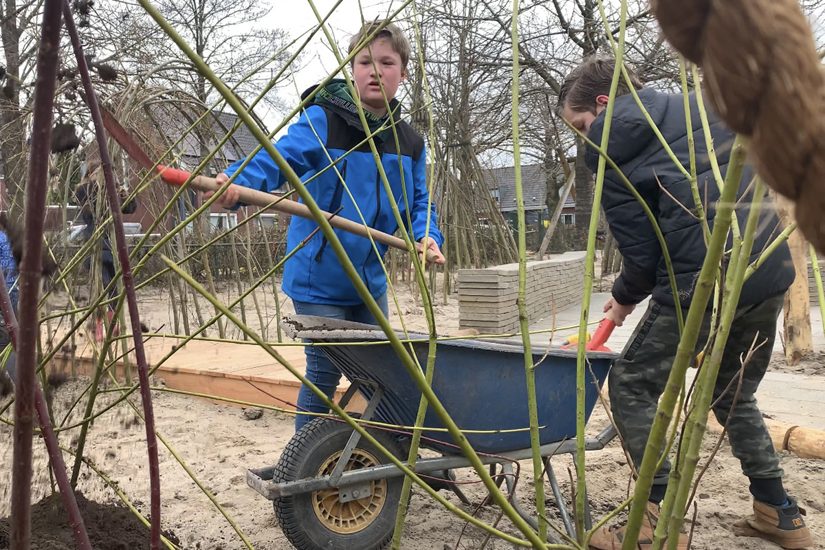 Op Obs de Bogerd in Rossum zijn leerlingen en ouders begonnen aan de realisatie van een groen schoolplein. Feestelijk opening: 1 april. Rondom de opening ook diverse acties voor inzamelen geld voor Oekraïne. stroomm.nl/groen-schoolpl…