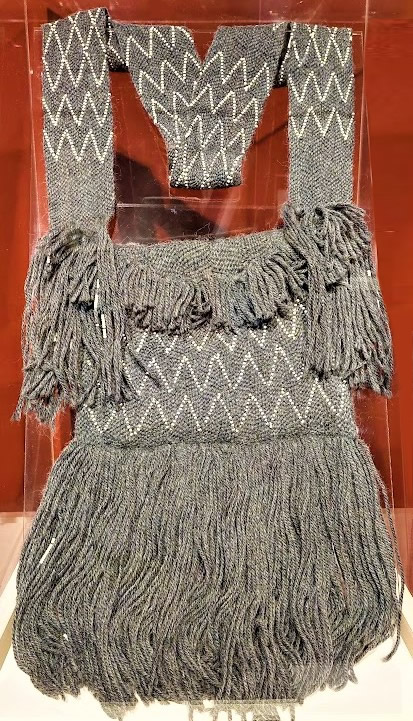 Gray Fingerwoven Muscogee Diamond Bag by weaver Sandy Fife Wilson. Wilson has tasked herself with reviving the art of finger-woven bandoliers, of which very few exist in museum collections to date. The arrow pattern is a classic bandolier design from the era of finger-woven bags.