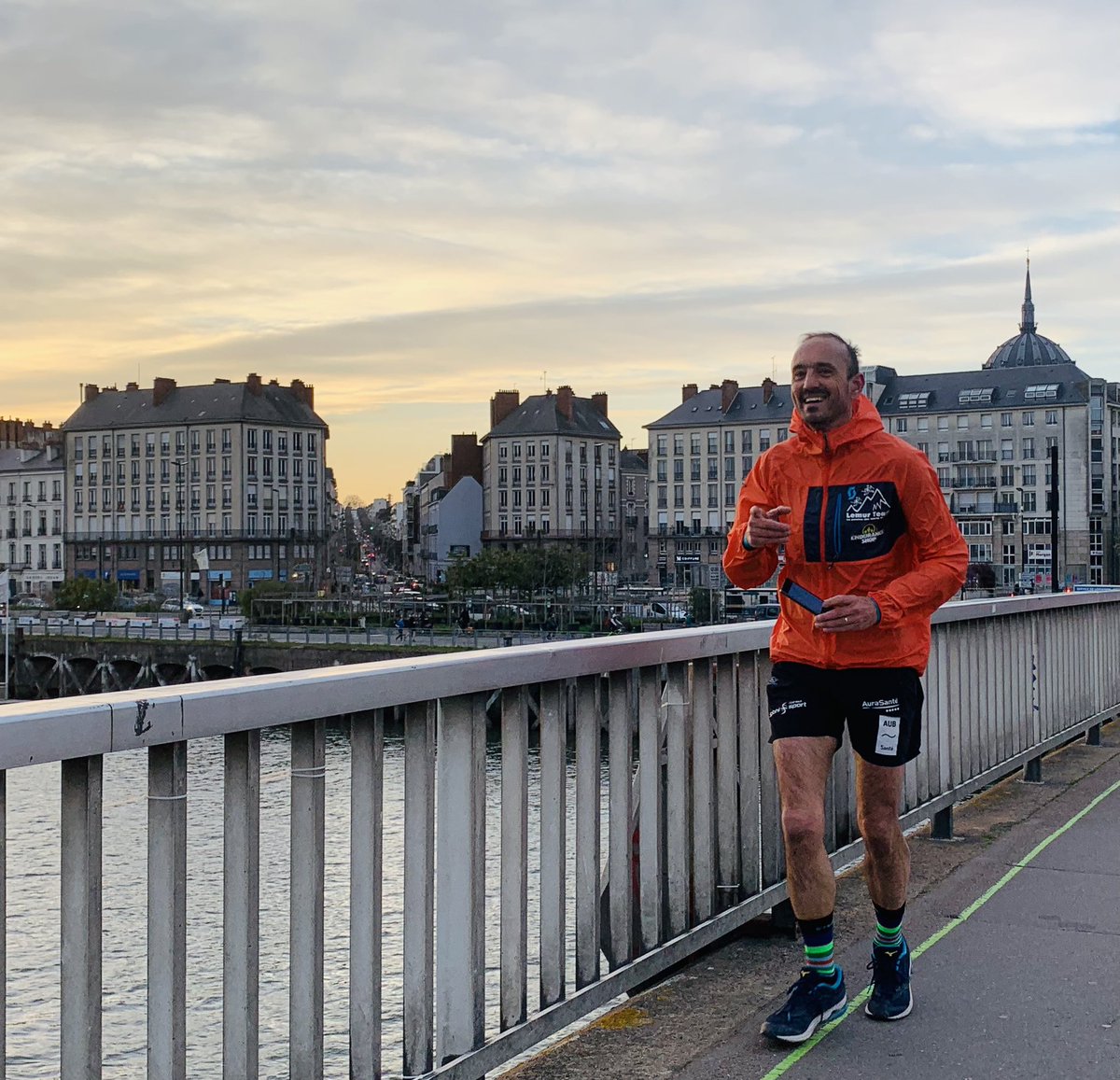 ValentinMaisons's tweet photo. Merci encore @LMDSlefilm pour cette course au top niveau dans les rues de #Nantes ! 🌞 
Jeune Néphrologue perpétuel du @CJNephro 
Toujours plein de bonne humeur et d’énergie. Objectif #Sport et #HDLN pour tous! 🏋️‍♀️ 🏥 
Ne change pas mon vieux 🙏🏻
#Nantes2022 #AllTheKidneyLadies https://t.co/sFROHs4gqL