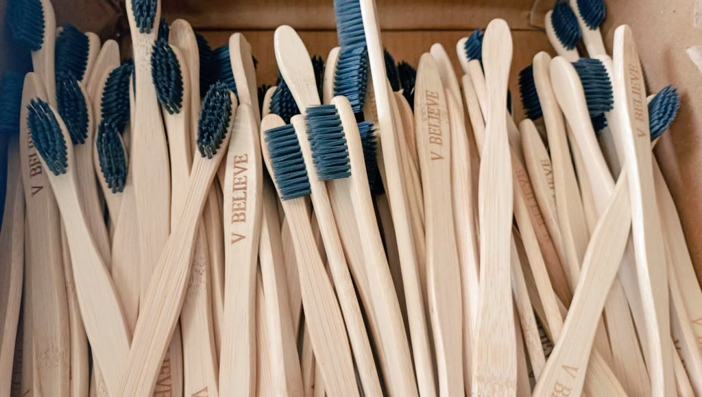 kamleshdabhhi's tweet photo. #VocalForLocal
V believe enterprise present

◆ECO friendly #bamboo toothbrush with charcoal
◆Plastic less
◆100% Vegan
◆100% BPA free
◆Product packaging eco friendly
◆Biodegradable
◆Carbonization Treated
◆Vegan Friendly

#MadeInIndia #AtmaNirbharBharat
Contact-8200746126 https://t.co/YEJc1qvKcc