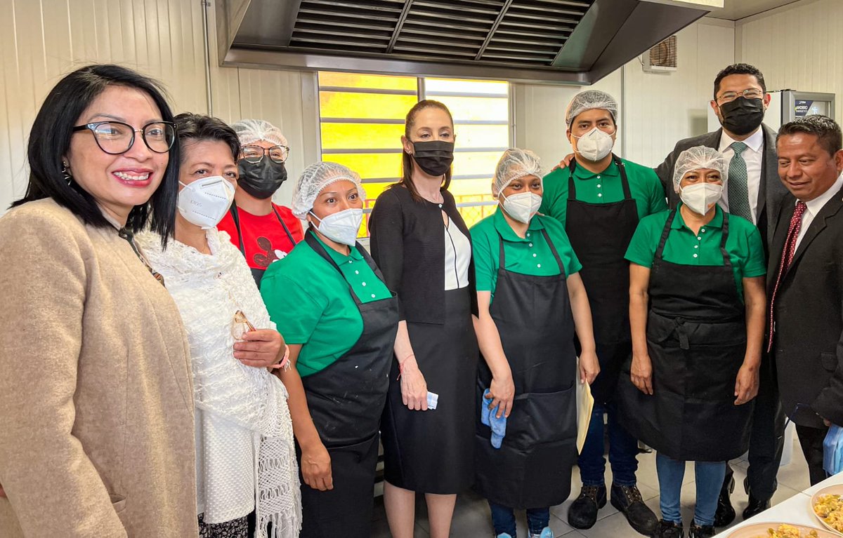 esthela_damian's tweet photo. ¡Un gran apoyo el que brinda el gobierno de @Claudiashein a nuestros pequeños estudiantes con el Programa de #AlimentosCalientes del @DIFCDMX! https://t.co/8S7pAH7w2S