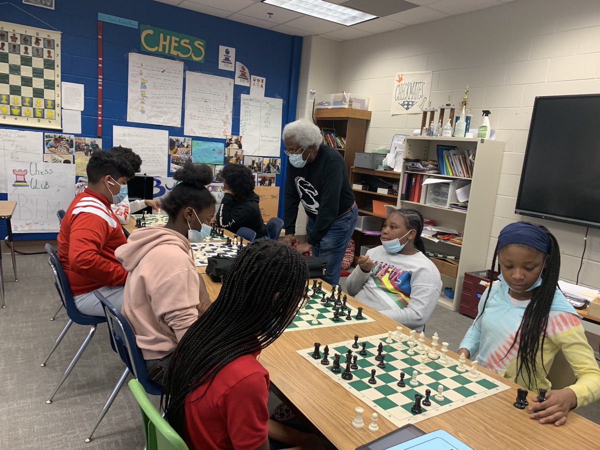 EdmondsChess's tweet image. Price students learn from Doc Pitts of Georgia Chess Association ⁦@PBS_Atlanta⁩ ⁦@APSPrice⁩
