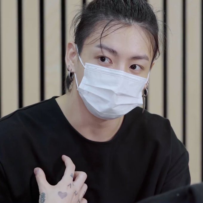 อยากถามพวกฮยองว่าเลี้ยงจองกุกยังไงให้โตมาหล่อเท่ห์สมาร์ทมาดแมนแฮนซั่มบอยได้ขนาดนั้นอ่ะ หล่อชห https://t<a href="/tag/v"class="tags"><span>#v</span></a><a href="/tag/taehyung"class="tags"><span>#taehyung</span></a>