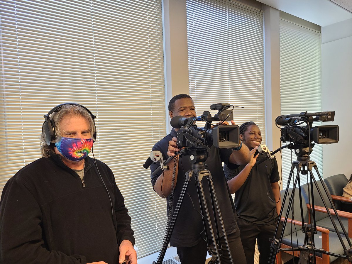TalkingAge's tweet photo. Photojournalism in a World of Crisis, happening now in 830 25 Park Place. Come hear a lecture by Lauren Walsh and stay for pizza lunch! #Armstronglecture @GSUCommDept Thank you, @TheRealGSUTV for recording our event! #college2career https://t.co/ez0jKoct4Y