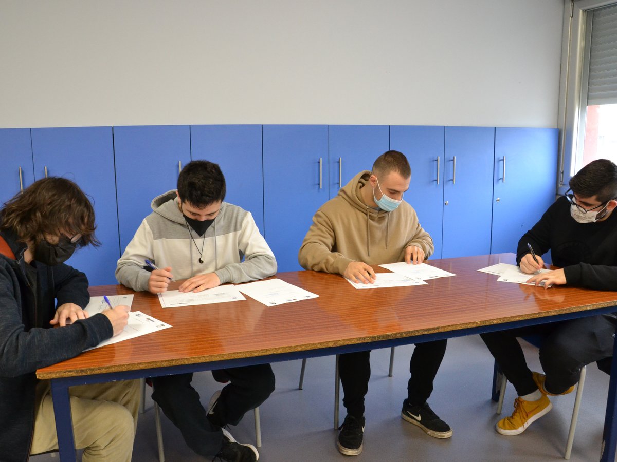 CFSomorrostro's tweet photo. 4 alumnos de Grado Superior de los ciclos de informática de nuestro centro han firmado el acuerdo con @AccentureSpain para comenzar una innovadora especialización en #CloudNativo junto con 3 estudiantes de @CZabalburu. Les espera un apasionante tercer año de formación
@HETELFP https://t.co/1ydrUVQRIE