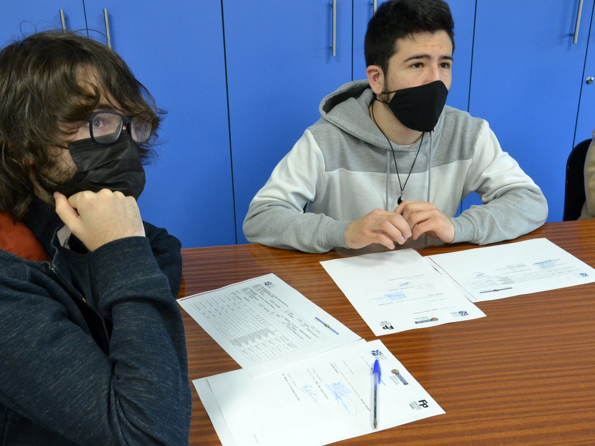 CFSomorrostro's tweet photo. 4 alumnos de Grado Superior de los ciclos de informática de nuestro centro han firmado el acuerdo con @AccentureSpain para comenzar una innovadora especialización en #CloudNativo junto con 3 estudiantes de @CZabalburu. Les espera un apasionante tercer año de formación
@HETELFP https://t.co/1ydrUVQRIE
