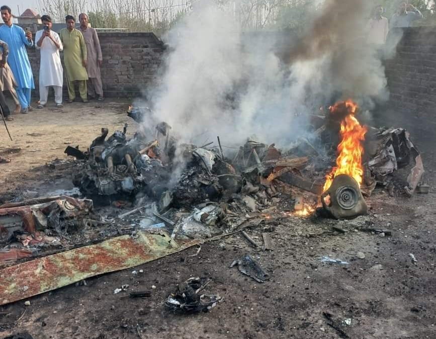 LoveHuminity143's tweet photo. Sqdn Ldr Asfand Yar, PAF and Cdr Zia, Pak Navy died in the Mushshak aircraft crash which was on trainee mission near Warsak, #Peshawar https://t.co/jRh0gCb1aa