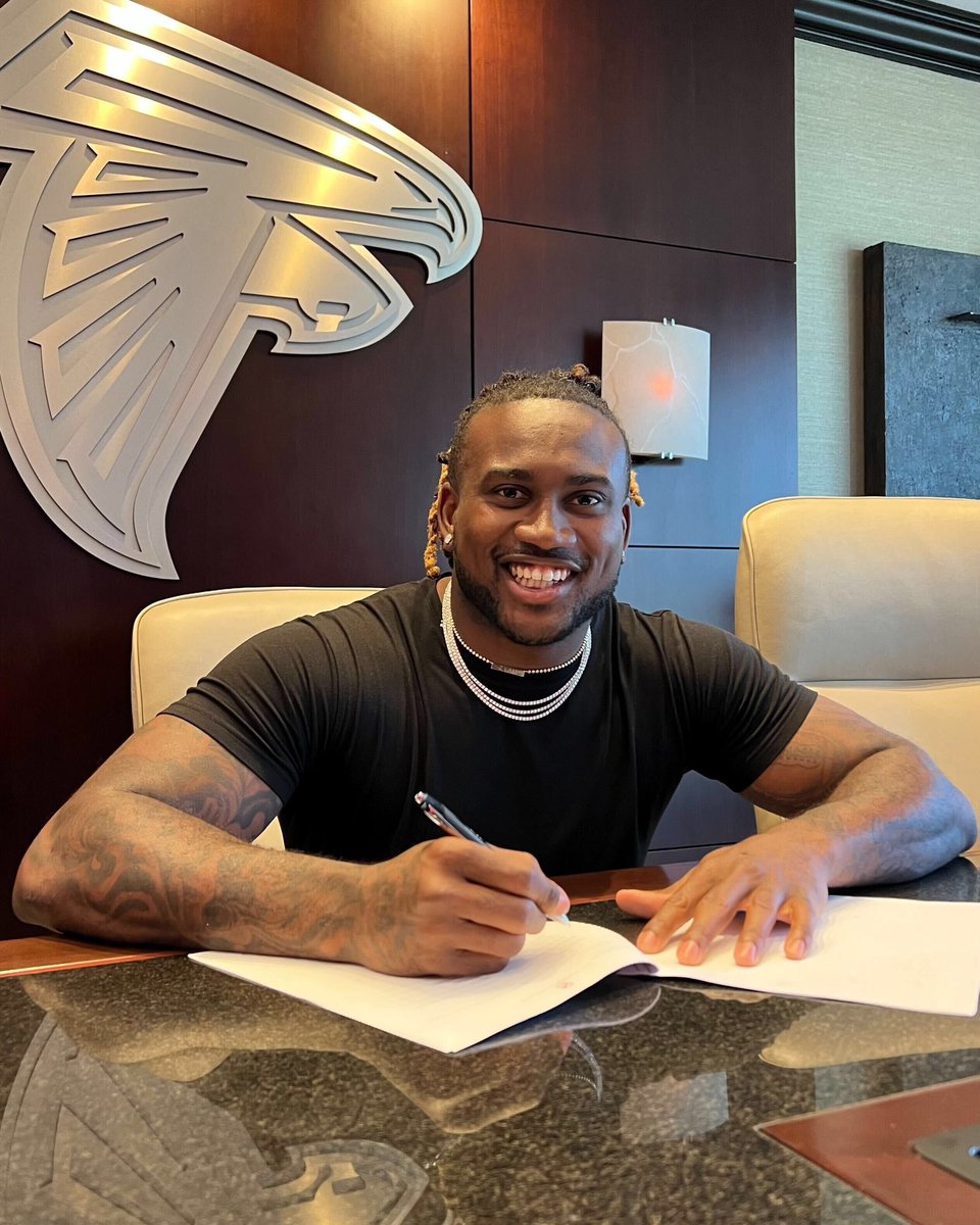 AtlantaFalcons's tweet photo. Officially official ✍️ https://t.co/c3bY9XRwMx