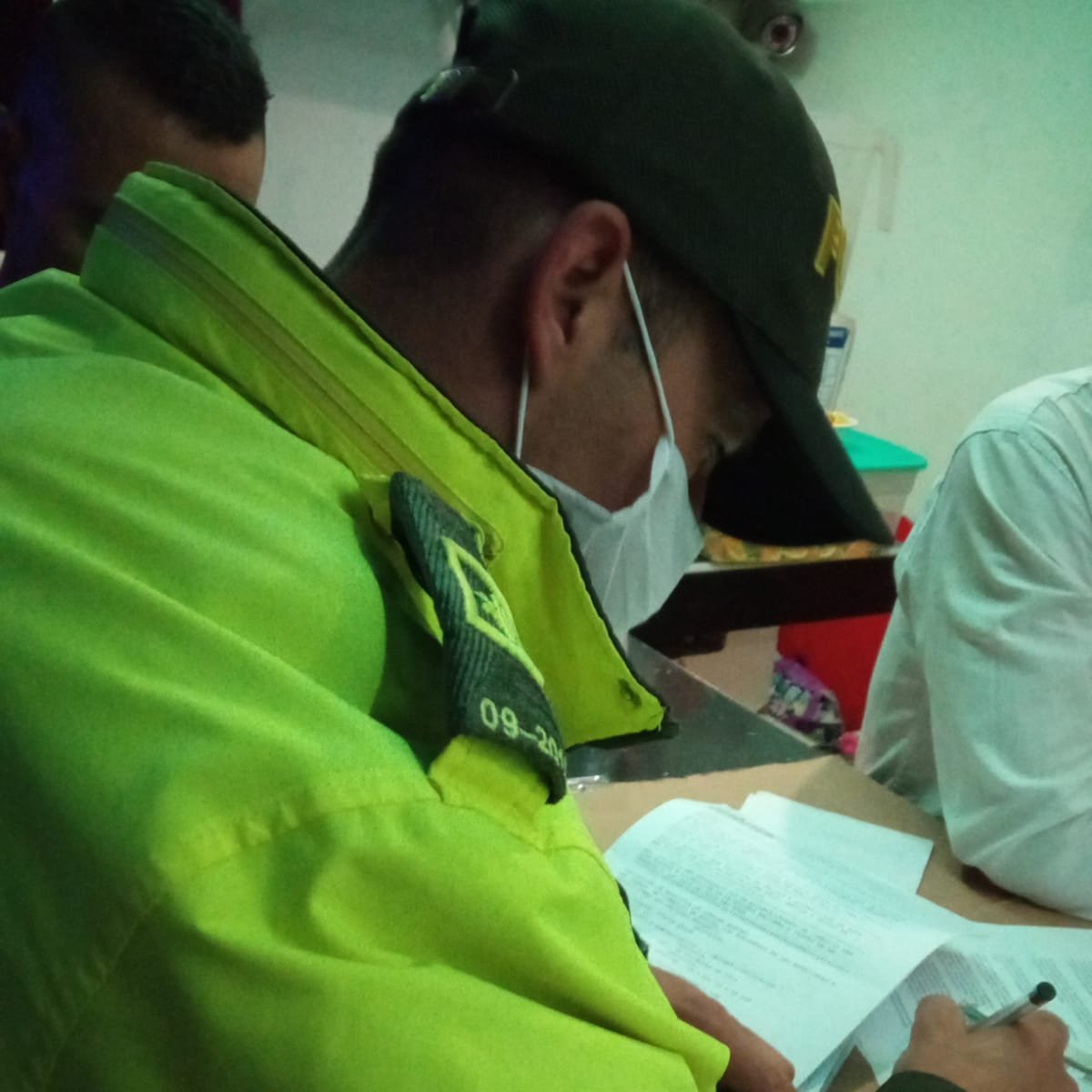 UsmeAlcaldia's tweet photo. #NuestraLabor ✅ En compañía de @PoliciaColombia y Gestores de Seguridad y Convivencia, se adelanta operativo de IVC, establecimientos con actividad. venta y consumo de bebidas alcohólicas. https://t.co/fE1EApUgvF