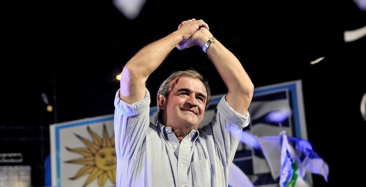 alianzauy's tweet photo. A diez meses de su partida, a cinco días del referéndum 🇺🇾

En cada calle, barrio, pueblo y ciudad nuestras banderas harán saber que #HayOrdenDeNoAflojar, nosotros somos su legado, nosotros somos herederos de su lucha

¡Viva Jorge Larrañaga! El caudillo de las mil batallas https://t.co/A0dfd51G41