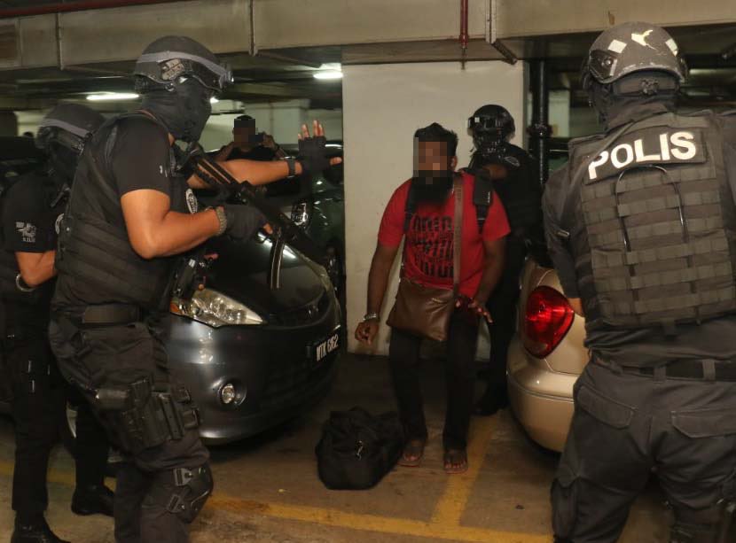 amiruddinarif_'s tweet photo. Gambar2 operasi sebenar yg epic released by PDRM, SB Counter Terrorism Division sebagai salah satu kaedah psywar. Some of the operations include 69 Cdo and UTK operatives... https://t.co/aUBMjMWFjR