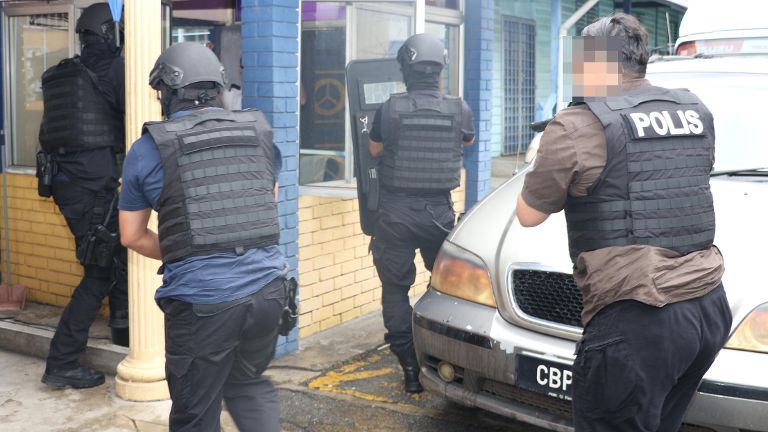 amiruddinarif_'s tweet photo. Gambar2 operasi sebenar yg epic released by PDRM, SB Counter Terrorism Division sebagai salah satu kaedah psywar. Some of the operations include 69 Cdo and UTK operatives... https://t.co/aUBMjMWFjR