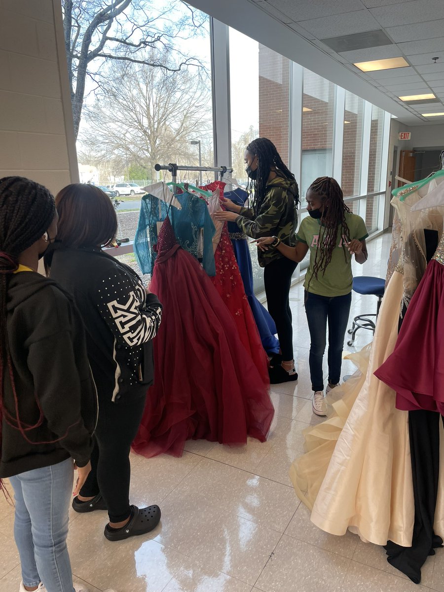 STEMECNCAT's tweet photo. #STEM social worker, Ms. Sims, helping students prepare for prom! #STEMcares #STEMfun #Prom https://t.co/x6X3rshDFA