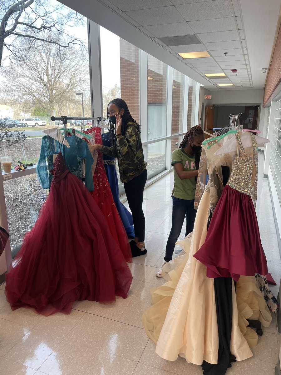 STEMECNCAT's tweet photo. #STEM social worker, Ms. Sims, helping students prepare for prom! #STEMcares #STEMfun #Prom https://t.co/x6X3rshDFA