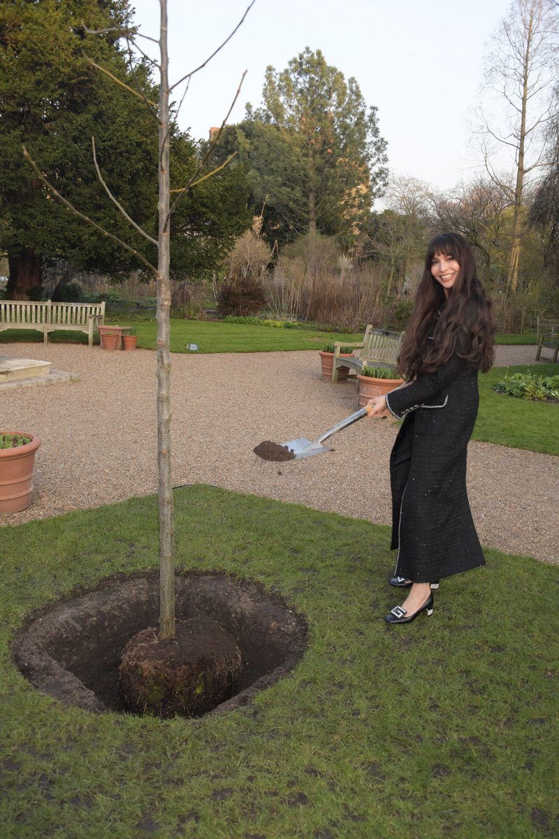 The British fashion community has joined in to #plantatreeforthejubilee! @Edward_Enninful @BritishVogue @rushcaroline @BFC @Zandra_Rhodes @iblamejordan @ZaraMartin @thefattony @daniellismore gathered to plant a Chinaberry Tree & view new @bagsofethics merchandise. 📸Dave Benett